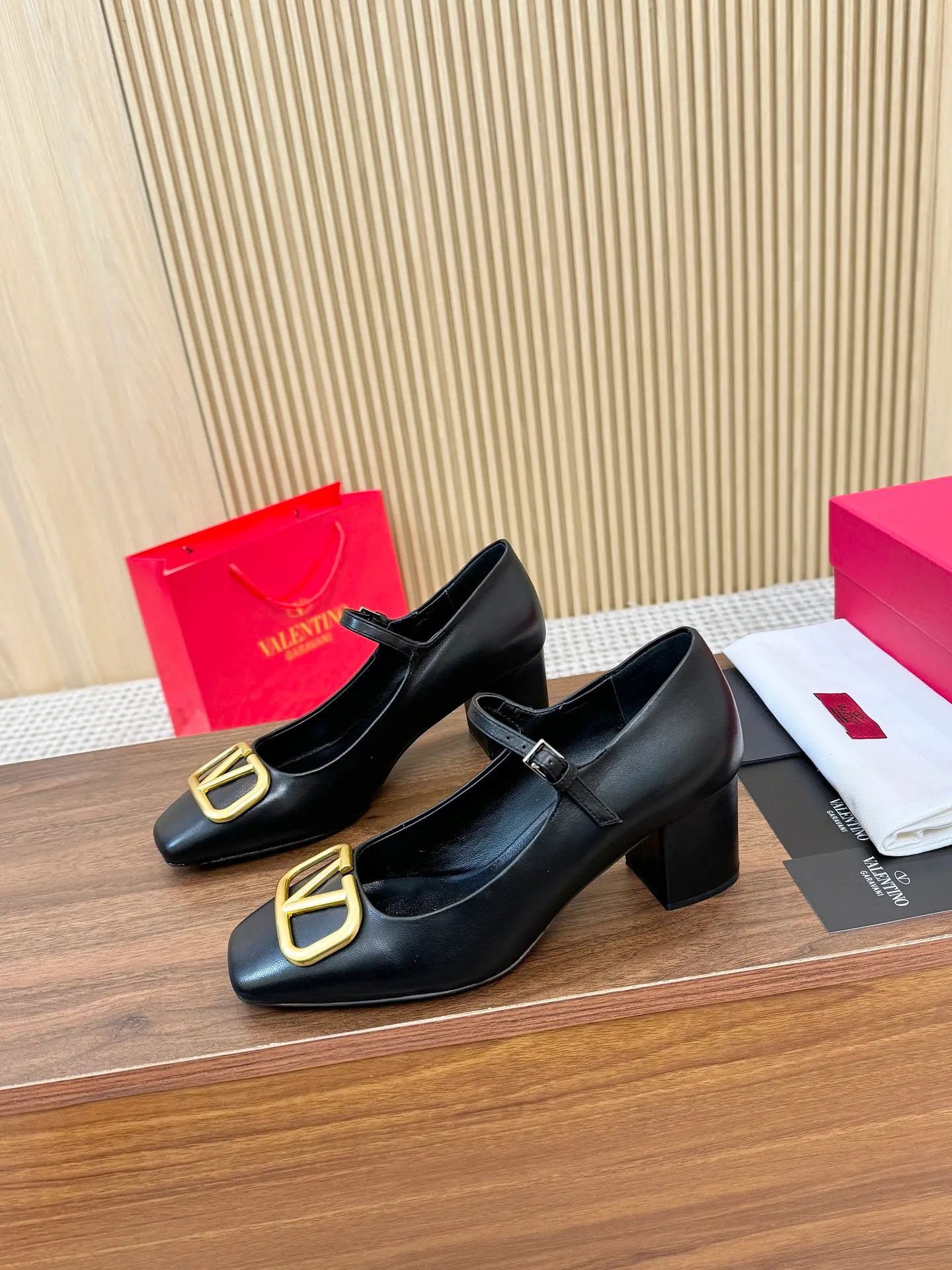 👟👟Ex-factory price 460👟👟 Genuine leather sole + 40 Valentino. Large v-buckle sandals ㊙️Latest series of counters Authentic grade version with perfect details. Authentic products are made one to one. All details are consistent with genuine ones. The upper foot is very pedicure type. The key point is that it is very good and easy to control. It does not grind the feet and does not tire the feet. Walking artifact, exclusive mold opening. The highest version on the market. Fabric: imported mixed sheepskin, lining and foot pads are all sheepskin. Code number (34 to 42) Customized sizes 34 and 42 are non-returnable and non-exchangeable. Heel height: 7.5CM. Rubber sole, leather sole +40